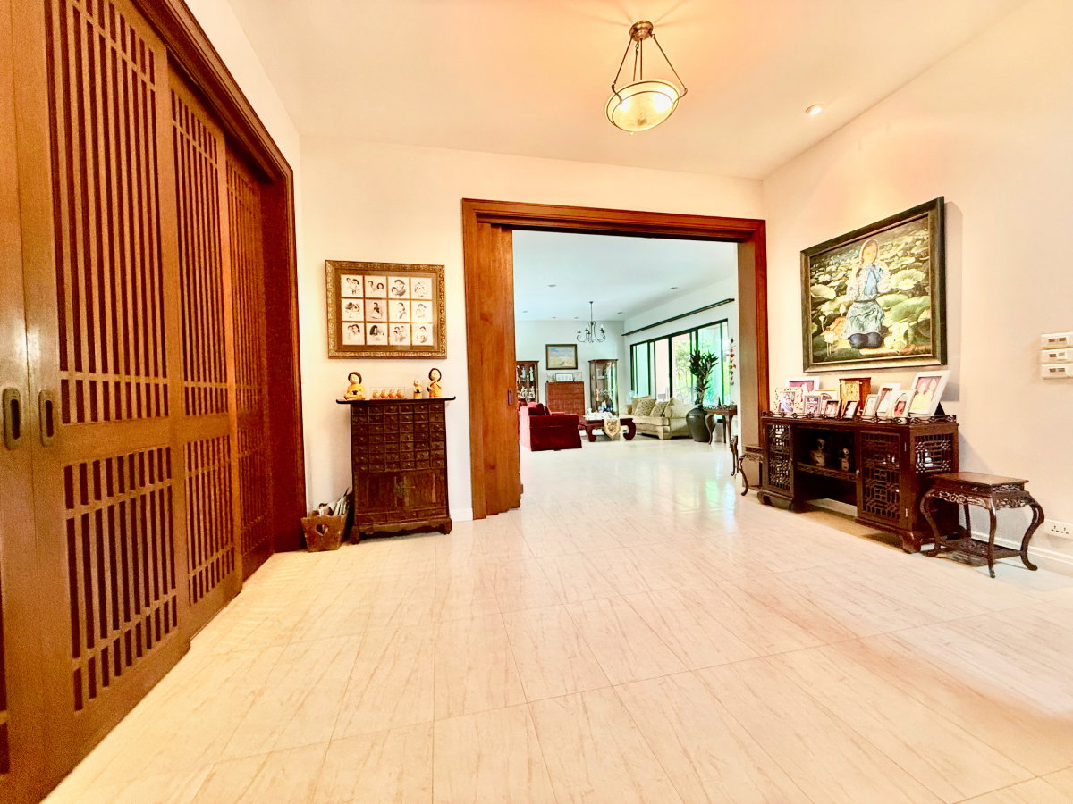 รูป ขายบ้านเดี่ยวหลังใหญ่ 243 ตร.ว. หมู่บ้านปัญญาอินทรา P1 พื้นที่ใช้สอย 560 ตร.ม. ทิศใต้ ฮวงจุ้ยเศรษฐี มีบ่อปลาคาร์ฟและสวนสวยหลังบ้าน พร้อมอยู่! - รูปที่ 36/83