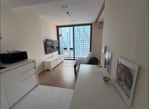 READY TO LIVE Stunning downtown condominium with SkyPool