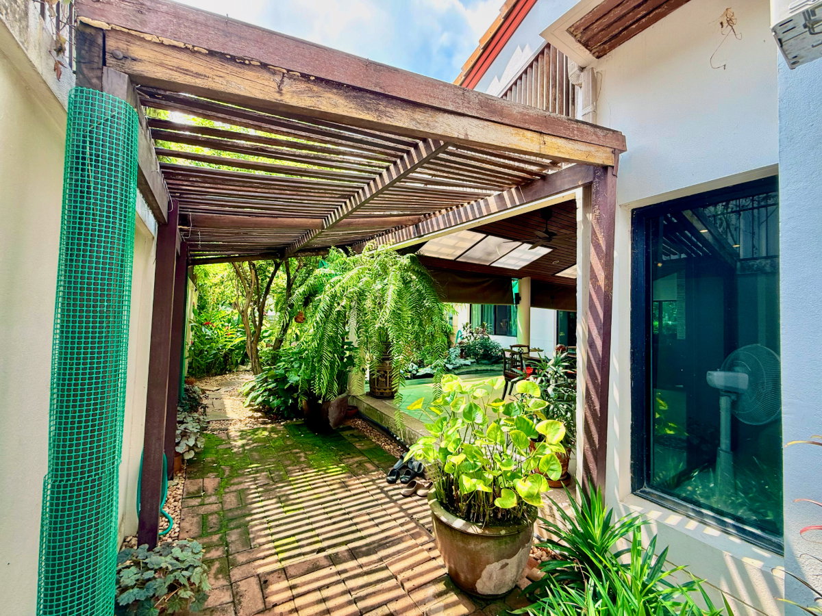 รูป ขายบ้านเดี่ยวหลังใหญ่ 243 ตร.ว. หมู่บ้านปัญญาอินทรา P1 พื้นที่ใช้สอย 560 ตร.ม. ทิศใต้ ฮวงจุ้ยเศรษฐี มีบ่อปลาคาร์ฟและสวนสวยหลังบ้าน พร้อมอยู่! - รูปที่ 14/83