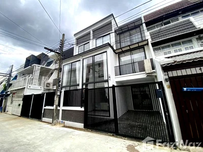 Townhouses for rent Watthana : 3 Bedroom Townhouse for rent in Khlong Tan Nuea, Bangkok  5732473