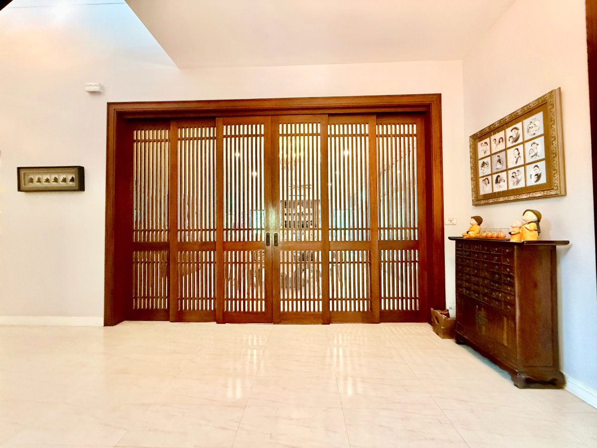 รูป ขายบ้านเดี่ยวหลังใหญ่ 243 ตร.ว. หมู่บ้านปัญญาอินทรา P1 พื้นที่ใช้สอย 560 ตร.ม. ทิศใต้ ฮวงจุ้ยเศรษฐี มีบ่อปลาคาร์ฟและสวนสวยหลังบ้าน พร้อมอยู่! - รูปที่ 40/83