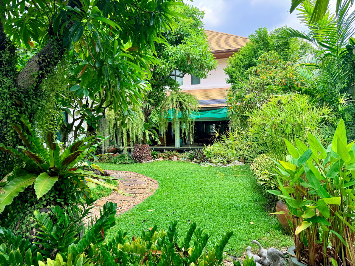 รูป ขายบ้านเดี่ยวหลังใหญ่ 243 ตร.ว. หมู่บ้านปัญญาอินทรา P1 พื้นที่ใช้สอย 560 ตร.ม. ทิศใต้ ฮวงจุ้ยเศรษฐี มีบ่อปลาคาร์ฟและสวนสวยหลังบ้าน พร้อมอยู่! - รูปที่ 3/83