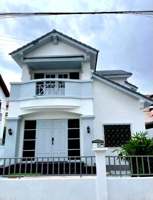 Houses for sale Sripatum University (Chonburi) : Large detached house for sale in California Grande De View Village, surrounded by lush greenery.