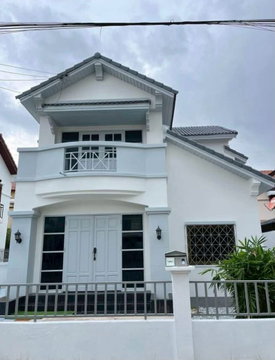 Large detached house for sale in California Grande De View Village, surrounded by lush greenery.