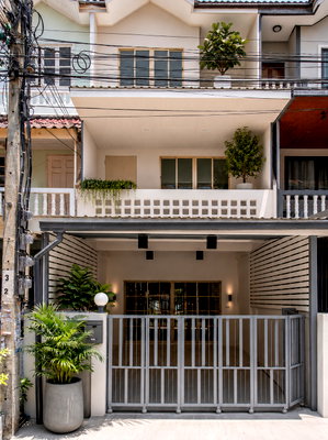 ขายทาวน์โฮม : 🏡 เจ้าของขายเอง! บ้านรีโนเวทใหม่ทั้งหลัง หมู่บ้านสินทวี 8 พระราม 2 พร้อมอยู่ ราคา 3.69 ล้านบาท 🏡