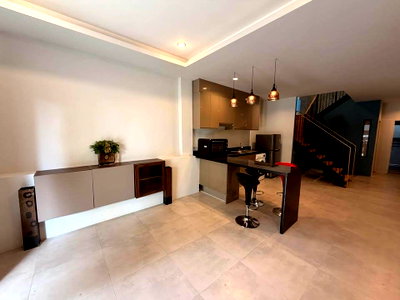 เช่าบ้านเดี่ยว ถนนเพชรบุรี กรุงเทพฯ : LTHC15700 – Luxury Pet-Friendly Townhome for Rent Ekkamai  | Corner Unit with Big Garden | 80,000 THB 