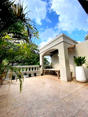 เช่าทาวน์โฮม วัน แบงค็อก   : LTHC15695 – Luxury Townhouse for Rent Ekkamai | Spacious 4 Floor Residence | Near BTS Ekkamai | 90,000 THB 