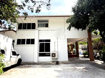 เช่าบ้านเดี่ยว โรงเรียนเซนต์แอนดรูส์อินเตอร์เนชันแนล กรุงเทพ : MHR164 ปล่อยเช่าบ้านเดี่ยวหลังใหญ่ ใจกลางทองหล่อ พื้นที่ใช้สอย 288 ตารางเมตร ฟังก์ชัน 4 นอน 3 น้ำ มีสวนร่มรื่น มัดจำเพียง 1 เดือน สัญญา 1 ปี