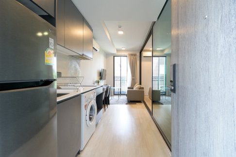 Venio Sukhumvit 10, 8th floor room, highest floor of the building. See the complete Asoke view and convenient travel in the Asoke location.