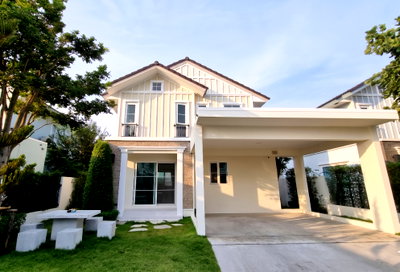 Houses for rent Samut Prakarn : ✨ For Rent: Detached House in Villaggio Srinakarin Project, 3 Bedrooms, 3 Bathrooms, 62 sq.wa, 4 Parking Spaces, Only 45,000 THB 🏡💖