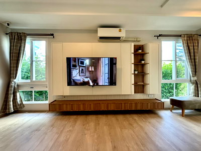 บ้านแฝดให้เช่า : ปล่อยเช่า ｜โลเคชั่นดี ใกล้สโมสร ส่วนกลาง รีโนเวทใหม่ บิ้วอินพร้อมอยู่  เลี้ยงสัตว์ได้