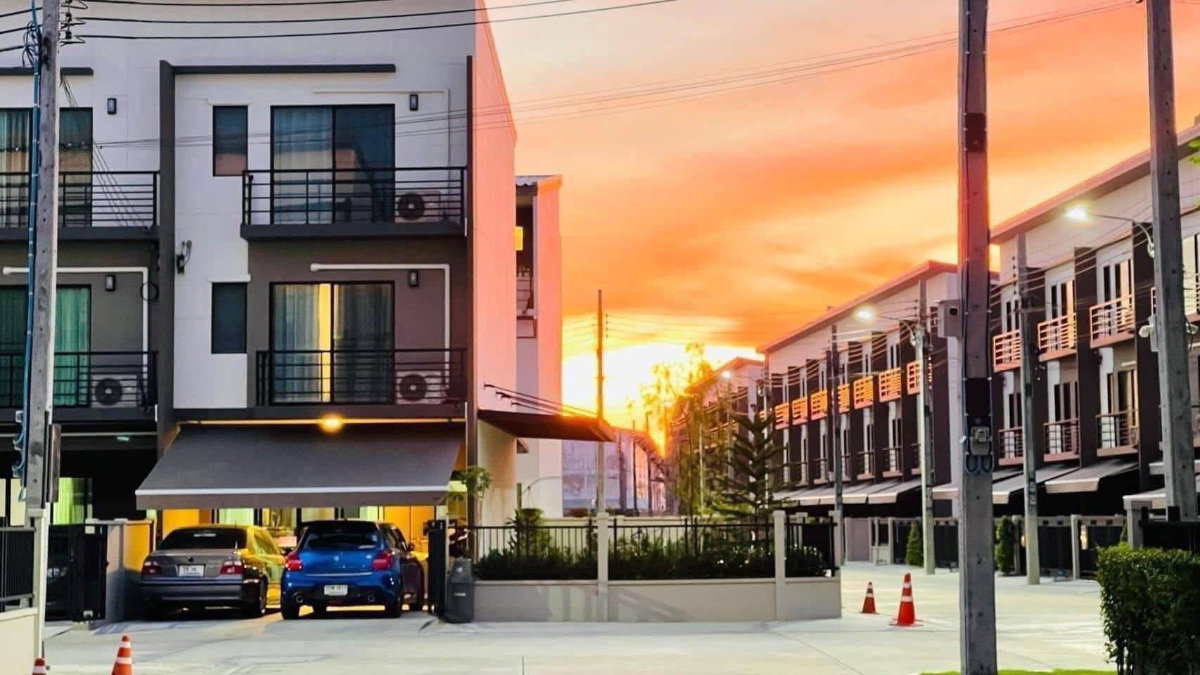 รูป 289AGFF 🏡บ้านกลางเมือง ศรีนครินทร์ - อ่อนนุช ทาวน์โฮมหายาก พื้นที่รอบบ้านเยอะจนให้ฟีลบ้านเดี่ยว พร้อมเฟอร์ครบ เข้าอยู่ได้เลย🏡 - รูปที่ 2/19