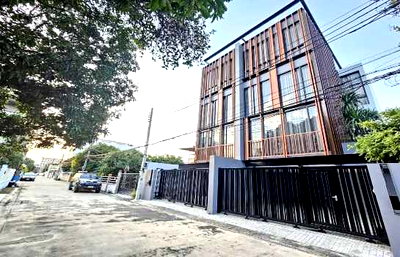 ขายบ้านแฝด : ขาย บ้านแฝด Pool Villa 3.5 ชั้น พระราม 9 ซอย 51 รีโนเวทใหม่ทั้งหลัง 43 ตร.วา