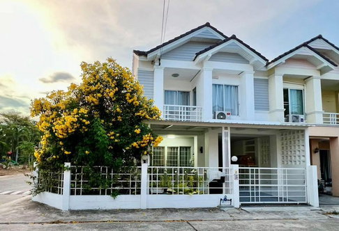 ขายด่วน! บ้านแฝดรีโนเวทใหม่ ทำเลดี อ่าวอุดม ศรีราชา พร้อมอยู่