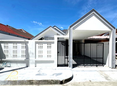 บ้านแฝด ภูเก็ต : ภูเก็ตวิลล่าสาม Phuket Villa3  รีโนเวทและต่อเติมทั้งหลังในสไตล์โมเดิร์น มาพร้อมอ่างอาบน้ำ ถนนหน้าบ้านกว้างไม่แออัด