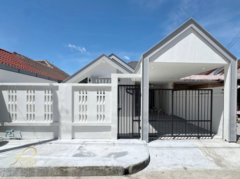 Phuket Villa 3 Fully renovated, featuring a bathtub and a wide, spacious road in front of the house, offering a comfortable