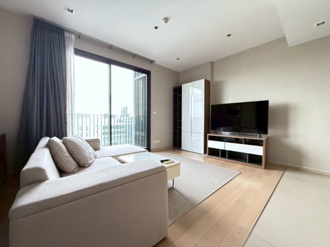 HQ Thonglor (ชั้นสูง วิวโล่ง มีอ่างอาบน้ำ) 