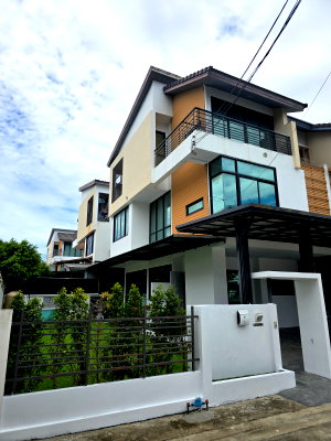 เช่าบ้านแฝด นนทบุรี : ให้เช่า บ้านแฝด 3 ชั้น 45 ตร.วา หลังมุม มีความเป็นส่วนตัวสูง หน้าบ้านไม่ชนกับใคร จอดรถได้หลายคัน