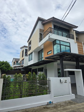 3-storey twin house at Viridian Ratchaphruek"