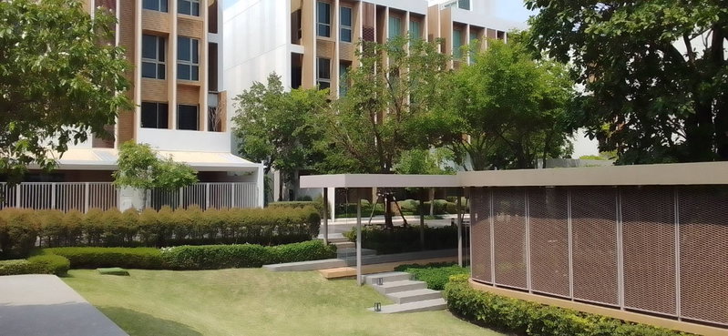 Townhouses for sale : Luxury new townhome for sale, 1.1 km. from Central Pinklao, larger than a single house, with 580 sq m of usable space. 6 bedrooms., 56 sq wa, Bangkok.