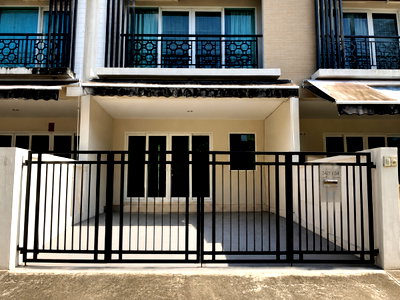 เช่าทาวน์โฮม MRT ศรีกรีฑา : ให้เช่า Townhome 3 ชั้น บ้านกลางเมือง พระราม 9 – มอเตอร์เวย์ เฟอร์นิเจอร์ครบ พร้อมเข้าอยู่ หน้าบ้านไม่ชนใคร เดินทางสะดวก ใกล้สนามบินสุวรรณภูมิ