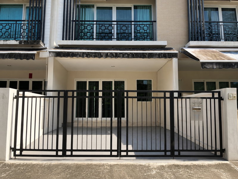 Townhouses for rent : Townhome for Rent | Baan Klang Muang Rama 9 – Motorway Fully Furnished | Ready to Move In | Private Front View | Excellent Connectivity