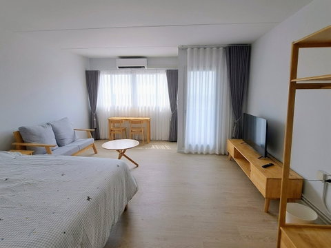 ห้องชั้น5 32 ตรม. ใกล้ลิฟเดินสะดวก รวมเฟอร์ ทีวี ตู้เย็น เครื่องซักผ้า