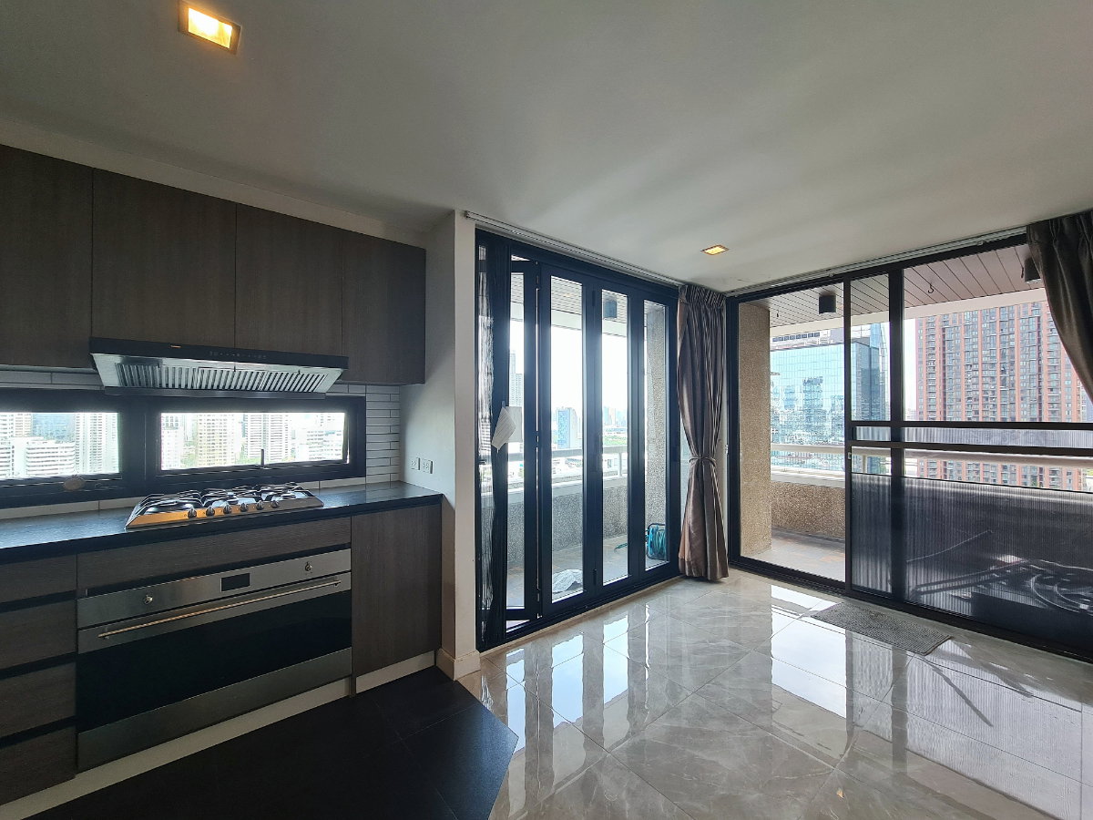 รูป Rare Pet-Friendly Residence @ Asoke Tower | 3 ห้องนอน รีโนเวทใหม่ วิวเปิดโล่ง พื้นที่ 177 ตร.ม. - รูปที่ 9/27