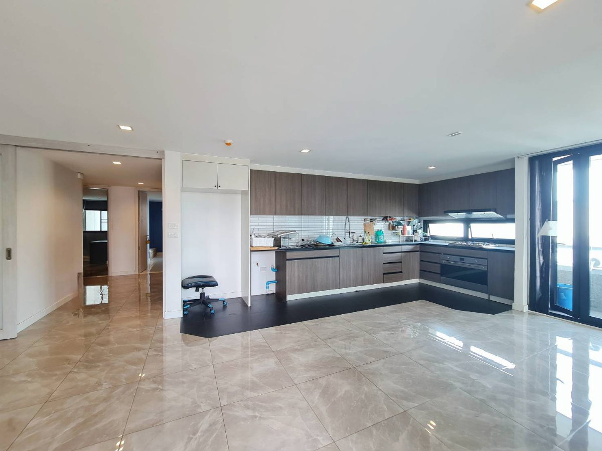 รูป Rare Pet-Friendly Residence @ Asoke Tower | 3 ห้องนอน รีโนเวทใหม่ วิวเปิดโล่ง พื้นที่ 177 ตร.ม. - รูปที่ 2/27