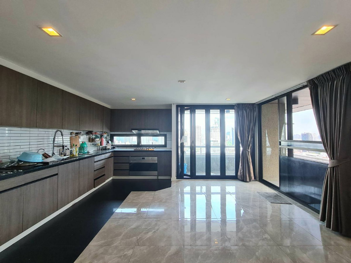 รูป Rare Pet-Friendly Residence @ Asoke Tower | 3 ห้องนอน รีโนเวทใหม่ วิวเปิดโล่ง พื้นที่ 177 ตร.ม. - รูปที่ 3/27