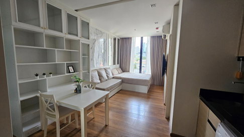 P-40201 Beautiful Unit in Great Location: Fully Furnished Park 24 Near BTS Phrom Phong & Emporium. Line: @easythaihome 085-592-2897