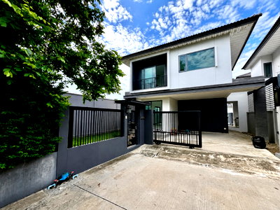 บ้านเดี่ยว เทสโก้โลตัส ศรีนครินทร์ : ขายบ้านเดี่ยวหลังมุม Britania Srinakarin บ้านใหม่ ไม่เคยเข้าอยู่ ใกล้รถไฟฟ้าสายสีเหลือง สถานีศรีด่าน พร้อมพื้นที่รอบบ้านกว้างกว่าบ้านมาตรฐาน
