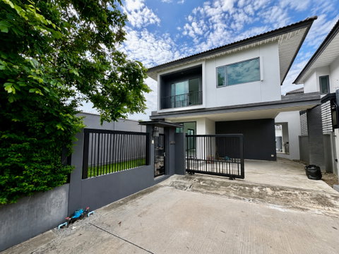 Corner Detached House for Sale | Britania Srinakarin Brand-New Home | Never Occupied | Near Si Dan MRT Station | Enhanced Privacy