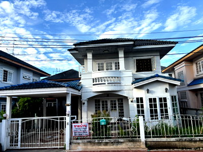 ขายบ้านเดี่ยว : ขายบ้านเดี่ยวหมู่บ้าน มณีรินทร์ รัตนาธิเบศร์   50 ตารางวา  เหมาะกับ Renovate