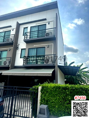 Townhouses for rent : 3-story townhome for rent, Baan Klang Muang Srinakarin - On Nut, near Seacon Square.