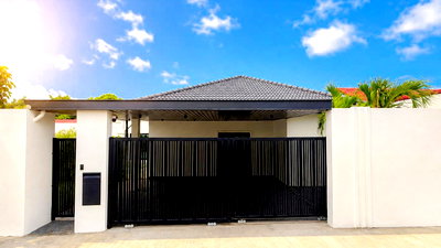 บ้านเดี่ยว พิพิธภัณฑ์ยางพารา  : Luxury Pool Villa for Sale Khao Talo East Pattaya Corner House