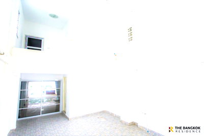 Shophouses for sale Srinagarindra Road : 🏢Shophouse for Sale in Soi Seri Thai 9 Near The Mall Lifestore Bangkapi 5.5 Mb.