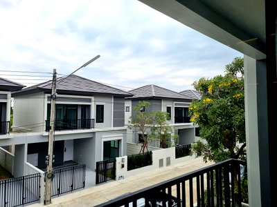 เช่าบ้านแฝด ถนนลำลูกกา : 🏡✨ ให้เช่าบ้านแฝด Britania วงแหวน–หทัยราษฎร์ บ้านใหม่สไตล์ Modern British Luxury ตกแต่งสวย พร้อมเข้าอยู่