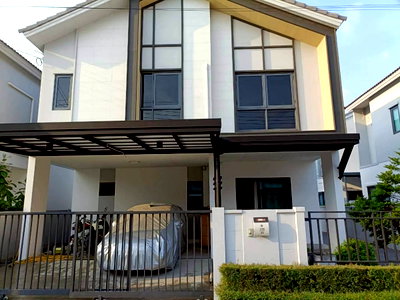 บ้านเดี่ยวให้เช่า : ให้เช่า บ้านเดี่ยว SENSE Village บางนา-สุวรรณภูมิ หน้ากว้าง: 8 เมตร – จอดรถได้ 2 คัน  4นอน 3น้ำ 39.2 ตารางวา