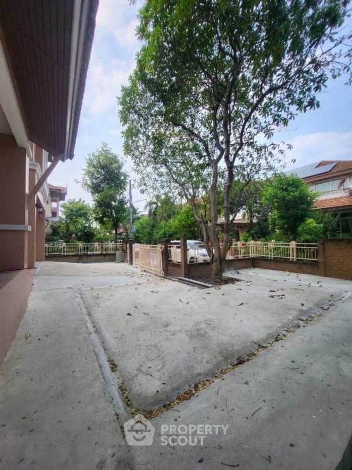 picture Pet-Friendly 4-BR Corner Home, 250 Sqm, Near MRT Lak Song (ID 2997909) - 13/13