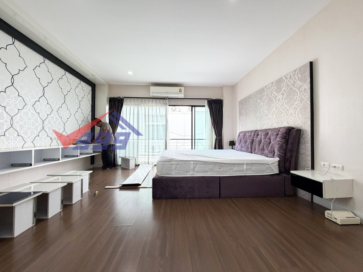รูป 🏡 ขายบ้าน - บ้านลุมพินี สวนหลวง ร.9 สไตล์ Modern Luxury แปลงมุมส่วนตัวสูง ลมดี แสงเข้าทั่วบ้าน REF. 067HSRK - รูปที่ 19/33