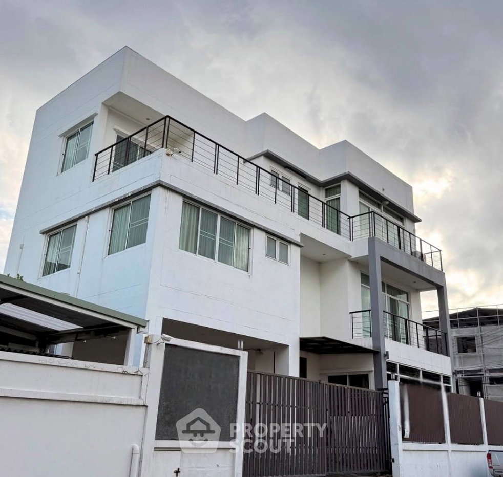 รูป บ้าน 3 ชั้น 4 ห้องนอน เหมาะทำโฮมออฟฟิศ เขตสวนหลวง รามา 9 (ID 2997910) - รูปที่ 1/16