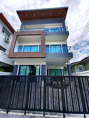 บ้านเดี่ยว ดิ เอ็มควอเทียร์ : บ้านเดี่ยวสุขุมวิท 65 (เอกมัย) ทำเลหายาก! ใกล้ BTS เอกมัย พร้อมอยู่ (H6901)