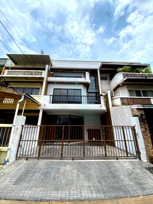 ทาวน์โฮม กรุงเทพมหานคร : ขายทาวน์เฮาส์ โครงการ บ้านเกษมสันต์ 1 ลาดพร้าว 3 ชั้น 3 ห้องนอน 3 ห้องน้ำ