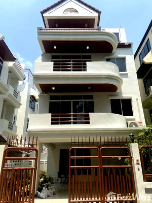 Townhouses for rent Watthana : For Rent – Spacious Single House (Townhome Style) 6458556