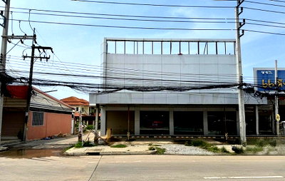 Shophouses for sale Phitsanulok : 2.5-story commercial building, Phitsanulok-Lom Sak Road (Route 12), Mueang Phitsanulok District, Phitsanulok