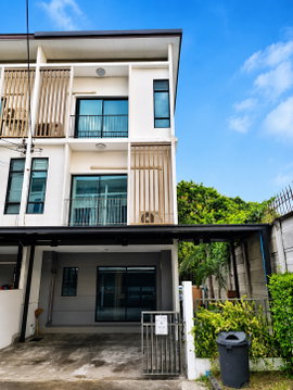 ขายทาวน์โฮม 3 ชั้น Patio Srinakarin – Rama 9 ทำเลกรุงเทพกรีฑา บ้านสวยพร้อมอยู่ ติดแอร์ทุกห้อง พื้นที่กว้าง 29.8 ตร.ว. ใกล้รถไฟฟ้า ทางด่วน