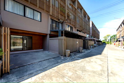 Townhouses for rent Boromarajonani College Of Nursing Bamrasnaradura :  For Rent: Townhome in House Niche Chaengwattana-Samakkee Project, 38,000 THB/month.