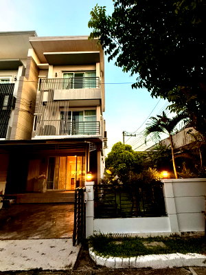ทาวน์โฮมให้เช่า : 🏡✨ ให้เช่าทาวน์โฮม 3 ชั้น (หลังมุม) — Town Avenue พระราม 9 ทำเลกรุงเทพกรีฑา ฟังก์ชันครบ เหมาะอยู่อาศัยระยะยาว