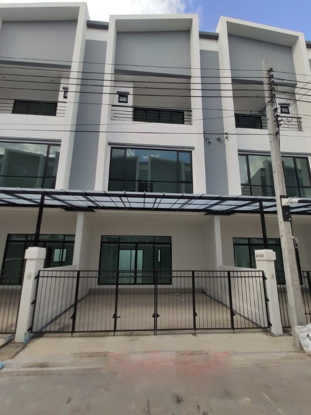 Townhouses for rent : 💥CP-11180💥 Luxury 3-story townhome for rent at Cordiz at Udomsuk project. Ready to move in. 👉Add Line @rangrak